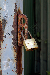 质地金属栅栏的旧钥匙锁垃圾摇滚古董图片