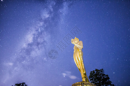 在泰国的乳奶般背景上佛像寺庙无限的上帝图片