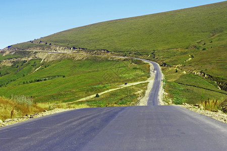 北高加索地区旅行的山高速公路和地貌景观驾驶蓝色的范围图片