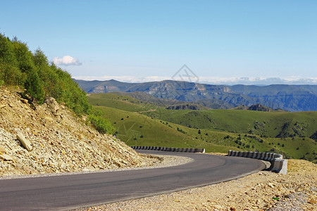 自动禁令天气高加索人北地区旅行的山高速公路和地貌景观图片