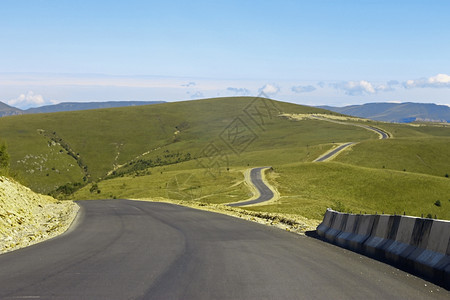 绿色迅速的自然北高加索地区旅行的山高速公路和地貌景观图片