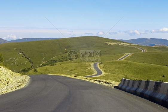 绿色迅速的自然北高加索地区旅行的山高速公路和地貌景观图片