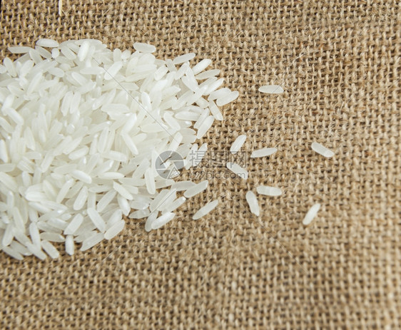 产品以粗布为背景的亚洲未煮白米吃色的图片