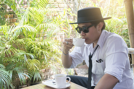 男人商业青年在咖啡馆花园喝的幸福图片