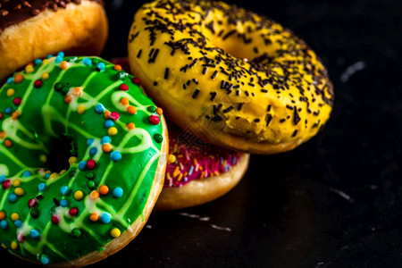 上釉的甜圈洒上孤立的彩色甜圈面团食物糖图片
