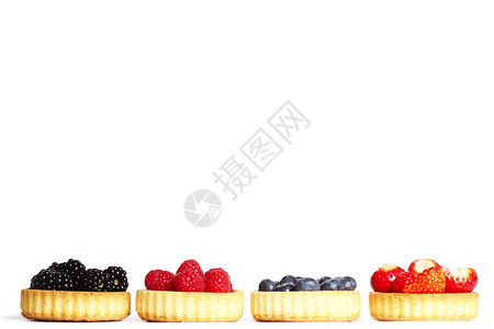 馅饼黑色的含有野草莓白色背景的野莓和果花朵列山莓图片