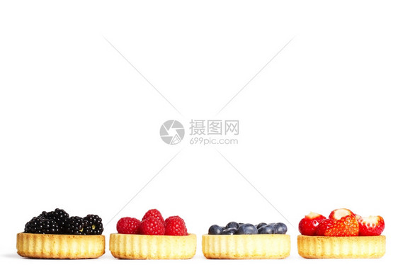 馅饼黑色的含有野草莓白色背景的野莓和果花朵列山莓图片