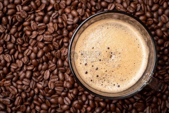 有质感的咖啡杯和黑豆组的顶端视图是背景粗黑色咖啡底部纹理咖啡底部早餐因图片