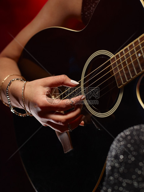 夜店近一点女人弹吉他在背景上烟熏的舞台天赋音乐图片
