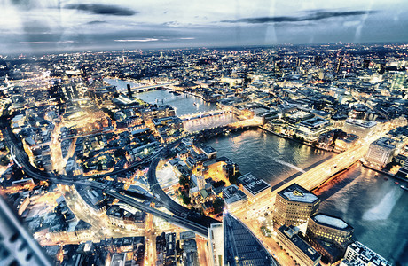 高的英语伦敦桥鸟瞰图和夜间天际线伦敦桥的鸟瞰图和夜间天际线伦敦地标图片