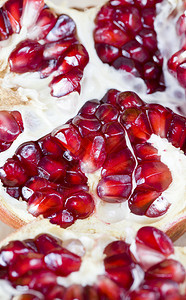 开阔果实中的红石榴种子健康的多汁食品紧闭红石榴种子新鲜的叉成熟图片