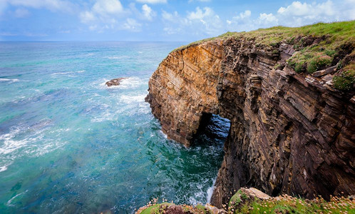 天空在西班牙北部加利亚地区旅游海景悬崖蓝天和西班牙北部有云的海洋岸欧洲夏天图片