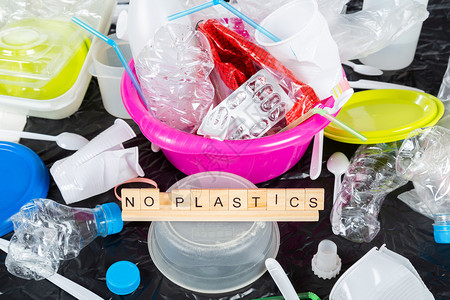 包裹各种样的牙刷塑料和容器回收利用的塑料和容器图片
