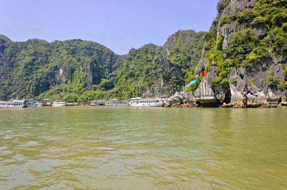 天空绿色越南哈隆湾DauGo山洞的旅游船海洋图片