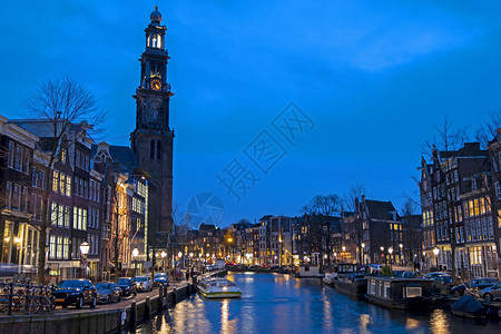 来自阿姆斯特丹的城市风景日落时与荷兰的Westerkerk镇水欧洲图片