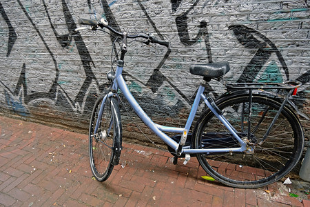 画喷恶心在荷兰阿姆斯特丹用老式哑巴自行车对抗涂鸦墙壁图片