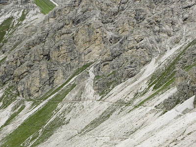 在斜坡上的山崩中走着小步行道在山崩中的走着景观欧洲谷图片