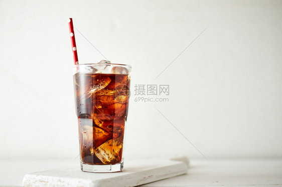 起泡杯子上加冰的新鲜可乐杯子上加新鲜可乐碳酸化的玻璃图片