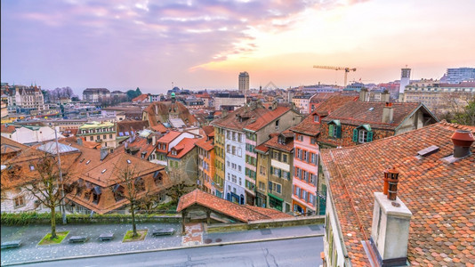 景观日落时瑞士洛桑市下城天线著名的建造图片