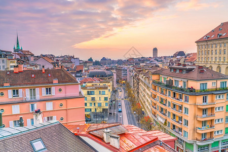 城市日落时瑞士洛桑市下城天线蓝色的旅游图片