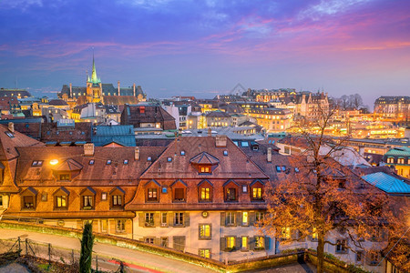 日落时瑞士洛桑市下城天线老的著名城市图片