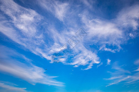 美丽颜色蓝天空背景微云图片