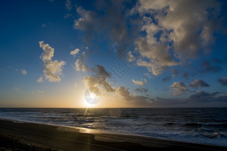 戏剧防波堤天达屈海面上空的日落和云风图片