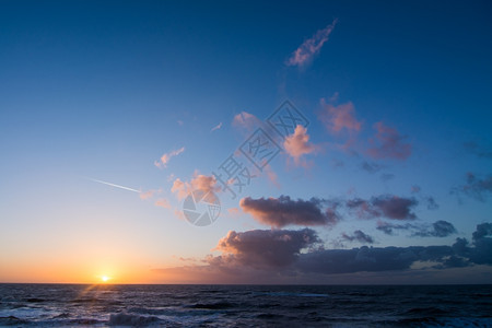空气达屈海面上的日落和云风石头美丽图片