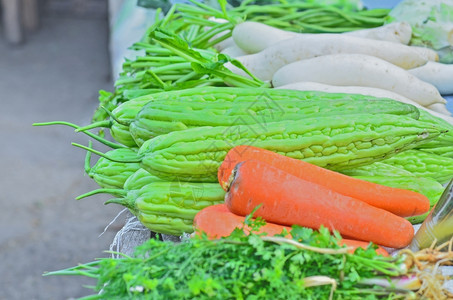 市场上新鲜蔬菜的胡萝卜种类绿色摊位图片