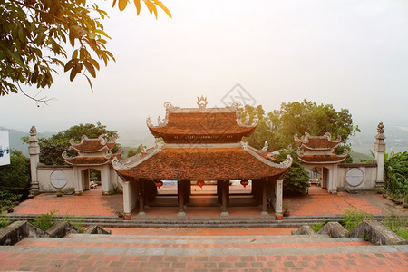 越南HaiDuong东部传统建筑风格的寺庙造天空著名的图片