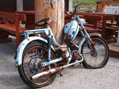 引擎老的旧生锈摩托车在街上骑图片