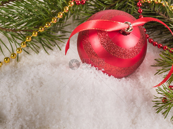 满天积雪的红大圣诞舞会周围都是飞毛腿庆祝展示季节图片