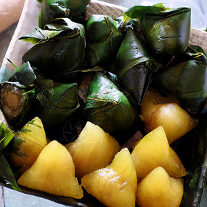 第5名白饭五月日越南传统食物双五节或Tetdoanngo绿叶上粘糊的米糕也称为金字塔形状的banhuTro亚洲人图片