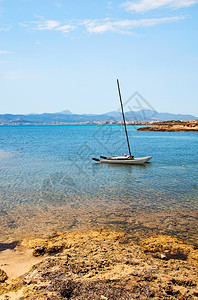开幕美丽的沿海景观帆船停泊在浅水和岩石上美丽的沿海风景帆船停泊在平静的地中海图片