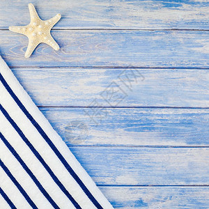 最佳木制的毛巾翻滚贝壳海和星的顶端视图其背景为糊贴蓝木板底盘并附有空间锈式平板框架模文本复制件旅行图片