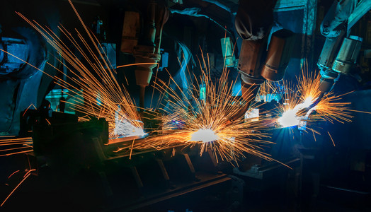 排手臂工业的团队机器人在汽车工业厂焊接汽车部分的机图片