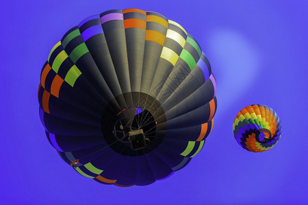 美丽多彩的气球升起冒险热飞图片