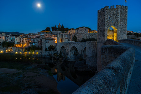假期建造西班牙吉罗纳中世纪城镇贝萨卢的景象塔图片