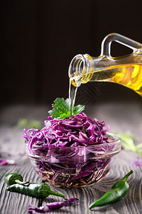 一种健康饮食的概念配有红卷心菜和油的沙拉红色卷心菜和油乡村茶点图片
