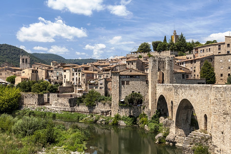 景观桥西班牙吉罗纳中世纪城镇贝萨卢的景象屋图片