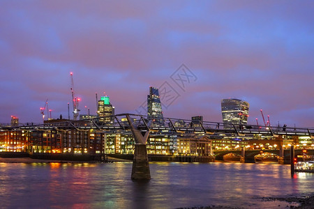 天际线伦敦市晚上全景在河边当代的长廊图片