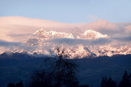 风景笼罩火山日出时雪地和山岳图片