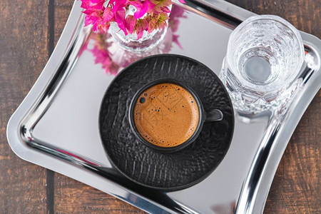 木制背景传统土耳其咖啡的顶端观景传统铜豆子图片