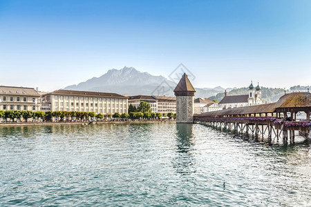 位于瑞士卢塞恩的教堂大桥或Kapellbrucke瑞士欧洲反射目的地鲁斯图片