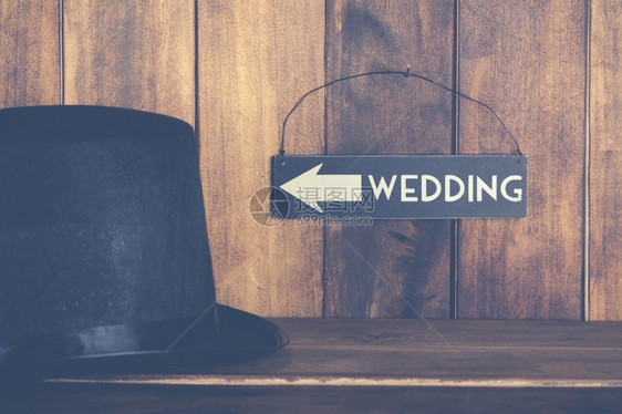 复古的显示新郎帽子结婚地址的纱招贴画新娘海报心图片