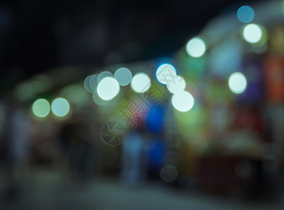 黄色的购物复古游客在夜间市场行走的模糊形象图片