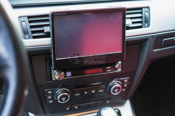 速连科按钮展示配备触摸屏的现代音频系统图片
