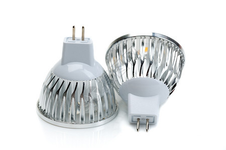 铝零件储蓄两个LED灯泡MR16白色背景的孤立图片
