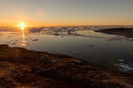 大约海Ilulissat周围格陵兰北极地貌的冰山和日落迪斯科图片