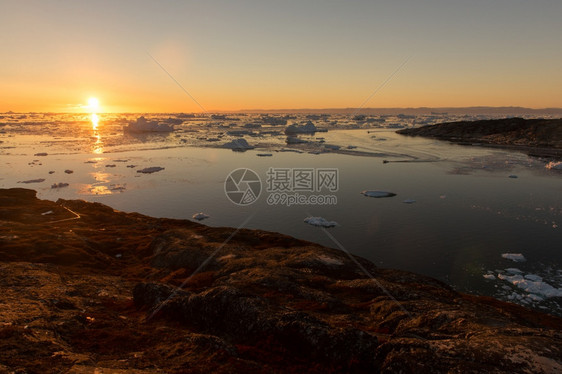 大约海Ilulissat周围格陵兰北极地貌的冰山和日落迪斯科图片